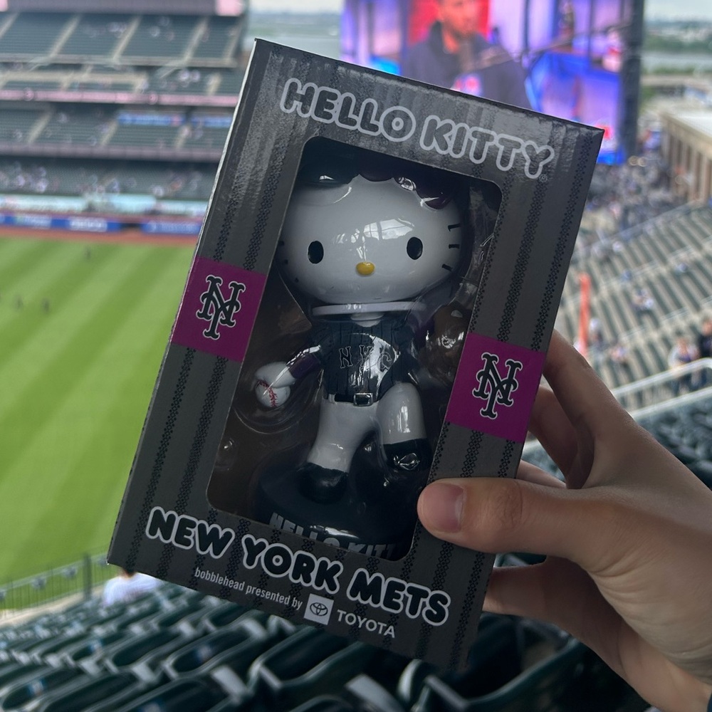 NIB HELLO KITTY Bobblehead NY NEW YORK METS 2025 CITI FIELD Giveaway NEW